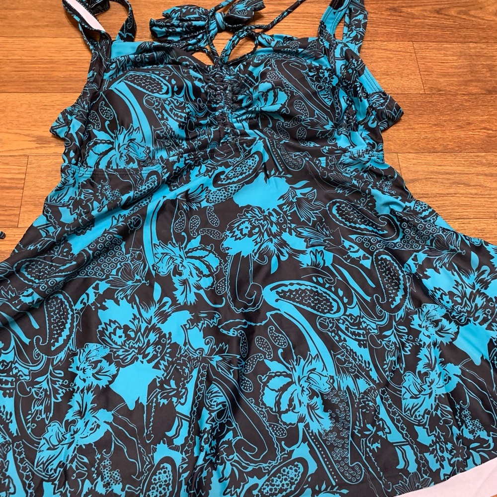 Women’s Black and Blue Floral Swimsuit size XL NWOT
